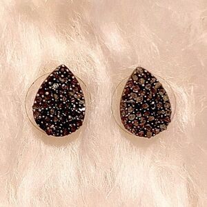 NEW Dainty Black Teardrop / Pear Shaped Stone Stud Earrings. Never Worn.